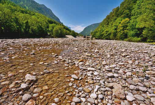In beiden Flussgebieten wurden his tori sche Höchstwasserstände erreicht, die Schäden in Höhe von mehr als zwölf Milliarden Euro in unterschiedlichen Sektoren verursachten.