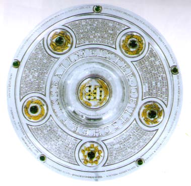 Ab der Bundesligarunde 1972/73 machte Eintracht erstmalig Trikot- Werbung für