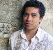 Jean-Luc Raharimanana Der Schriftsteller Jean-Luc Raharimanana wurde 1967 in der madagassischen Hauptstadt Antananarivo geboren und lebt heute in Paris.