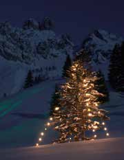 Ein Rundweg, mit Fackeln zart beleuchtet, führt Sie über schneeüberzogene Almböden von der Oberhof- und Unterhofalm zum Almsee mit lebensgroßer Weihnachtskrippe