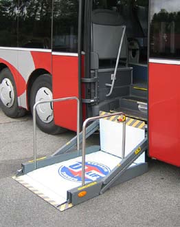 Erfüllt die Anforderungen der EU-Busrichtlinie. 400 / 300 kg 1200 x 800 (lxb) 1300 / 1600 mm 280 kg Rullstolslyft / Wheelchair lift / Rullstullifte TRPL-300 Helautomatisk lyft för buss.