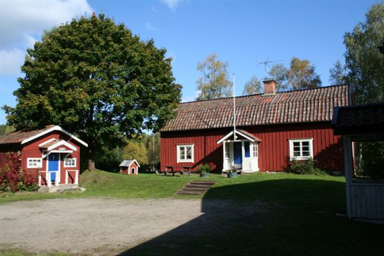 Mitte): privates Wohnhaus private home privat hem Animal Mediators (Graues großes Rechteck links unten): Pferdestall horse stable häst stallet Graues kleineres Rechteck links oben: