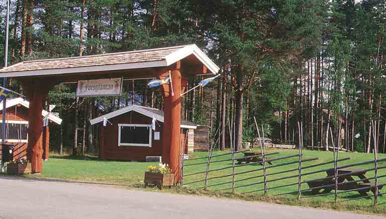 Versammlungsplatz des Dorfes und gemütlicher Rastplatz. Hier befindet sich die einzige öffentliche Kindertoilette Schwedens. 19 20.