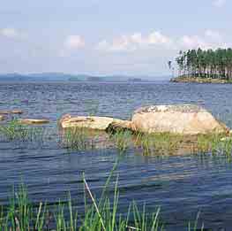 Am Fluss, auf dem fruchtbarsten Boden der Gemeinde, stehen restaurierte Torfscheunen. Heute Kulturdenkmal. 25. Tisjölandet Vacker fäbod belägen vid Tisjön.