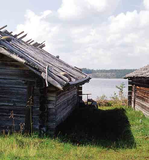 The old huts bear witness to an earlier era when this was a key fishing village. The area around the lake is rich in historical finds. Schöne Senne am Tisjön.