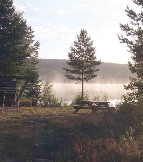 Am Seeufer nördlich vom Rastplatz liegt ein Windschutz mit Grillplatz. Almasjön ist ein beliebtes Angelgewässer mit eingesetztem Saibling. 7 8. Edet kvarn Vacker utsikt över Edsforsen.