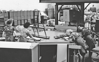 b. kunststoff im volkswagen käfer Spannhimmelfertigung, 1967 Maschinen in der Polsterei von Halle 3, 1959 Nachdem entsprechende Pläne und Produktionsvorgaben erarbeitet worden waren, wurden