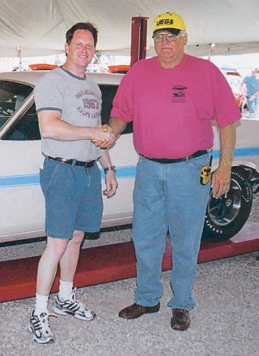 US Restaurierung extrem Automobil Unvollständiger Überlebender: Dave kaufte den Dodge Challenger R/T 2005 so wie auf dem Bild rechts für 27.000 Dollar als echten Survivor mit 26.