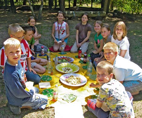 Reihe von Vorschlägen für ein Unterrichtsvorhaben zum Thema»Ernährung«, das sich um Nahrungsmittel und Esskultur in Deutschland und anderen Ländern unserer Welt drehen sollte.