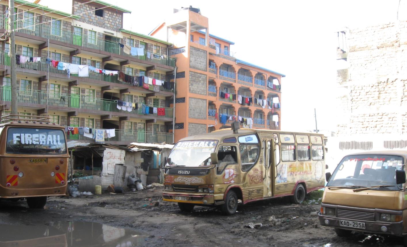 Matatu Hilfe zur Selbsthilfe M4 15 Matatu so heißen in Kenia die Kleinbusse, die einen wesentlichen Teil des Personenverkehrs bewältigen.