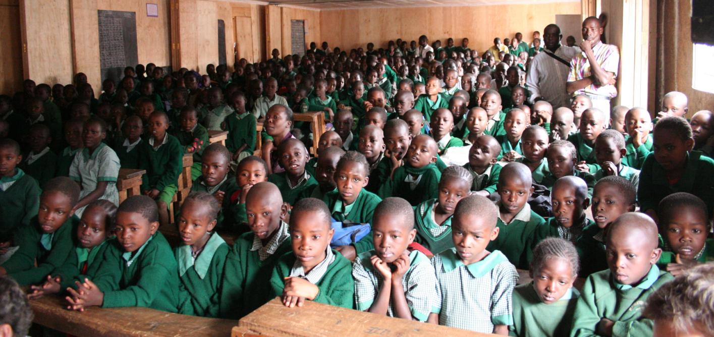 UE 7 Unterrichtsvorschläge Kenia Verfasser: Welthaus Bielefeld 2010 Schulbesuch in Kenia Thema: Die schwierigeren Bedingungen, in Kenia zur Schule zu gehen Altersgruppe: Klassen 6/7 Fächerbezug: