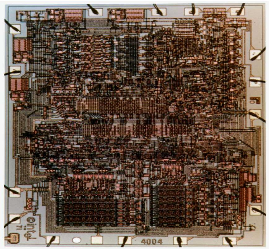 Historie Beginn des Mikroelektronikzeitalters 1970 beginnt Intel mit dem Verkauf von 1kbit RAM-ICs.
