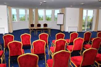 Es gibt 3 Konferenzräume die Räume haben folgende Größen: 45 m², 66 m² und 195 m² Das Hotel ist ausgestattet um Firmen-Konferenzen für 20-200