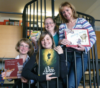 Vier Schulbibliothekarinnen teilen sich die Verwaltungsaufgaben, alles andere wird gemeinsam organisiert und http://dasfliegendebuch.wordpress.com durchgeführt.