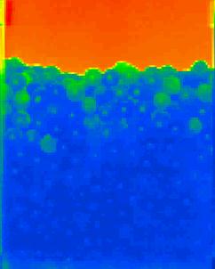 Abschlussbericht AiF Projekt 16147 N DEM-thermochemische Prozesse in Schüttungen 52 100 mm Hub Abb. 5.28: Versuchsende bei einer Schütthöhe von 50 mm und 80 mm: Originalbild mit gefärbten Partikeln (1.