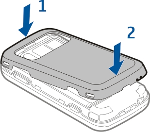 3 Setzen Sie den Akku ein. Verwenden Sie ausschließlich kompatible microsd- Karten, die von Nokia für die Verwendung mit diesem Gerät zugelassen wurden.