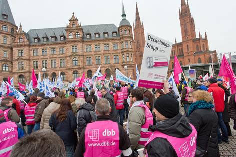 Deckelungs-Stopp forte Wirkstoff Gerechte Behandlung Zentrale Protestkundgebung des dbb Hessen am 3. Februar 2015 in Wiesbaden Der dbb Hessen hatte am 03.