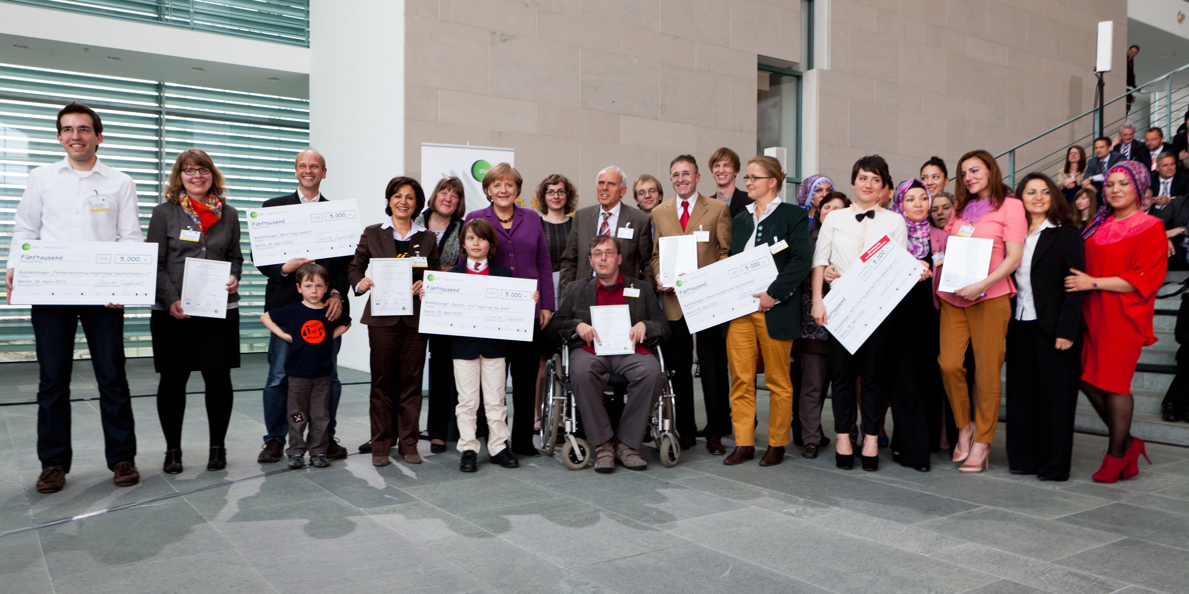 Jahresbericht 2012 1/5 Jahresbericht 2012 Anfang 2012 hatten wir noch einmal die Möglichkeit unsere Arbeit des vergangenen Jahres zu feiern.