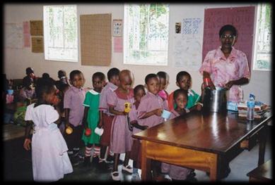 Seite 14 Kronberg aktuell Oktober 2014 Die Kinder von Himo Neues aus der Paul Albert Simon-Schule in Tansania Am Donnerstag, dem 15.
