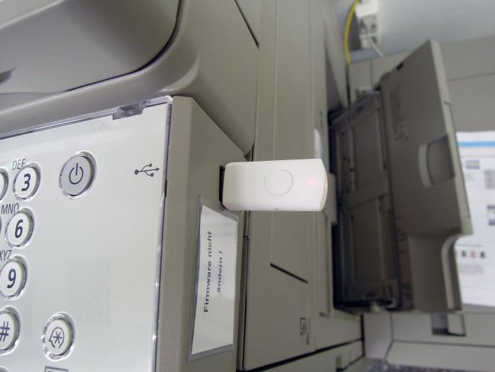 USB-Device an MFP anschliessen Stellen Sie sicher, dass das USB-Device am dafür vorgesehenen Anschluss auf der rechten Seite