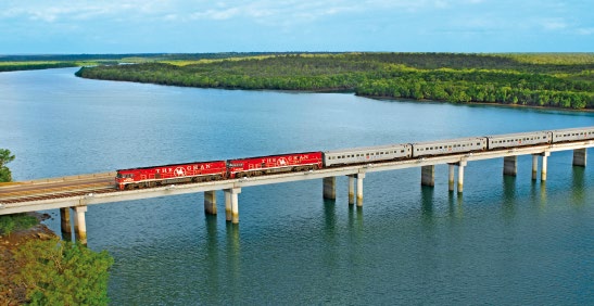 BAHNREISEN AUSTRALIEN The Ghan Dieser legendäre Zug legt auf seiner Fahrt durchs Red Centre von Adelaide im Süden nach Darwin im tropischen Norden 2979 km zurück.