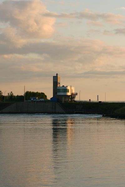 Bild: Tagesgang eines Pumpspeicherkraftwerks Bild: Pumpspeicherkraftwerk Gezeitenkraftwerk Gezeitenkraftwerke nützen den Höhenunterschied zwischen Ebbe und Flut.