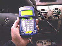 Fahrzeug starten Drive-IT Die Autoschlüssel liegen im Handschuhfach, im Aschenbecher oder an einem anderen mit einem entsprechenden Aufkleber gekennzeichneten Platz.
