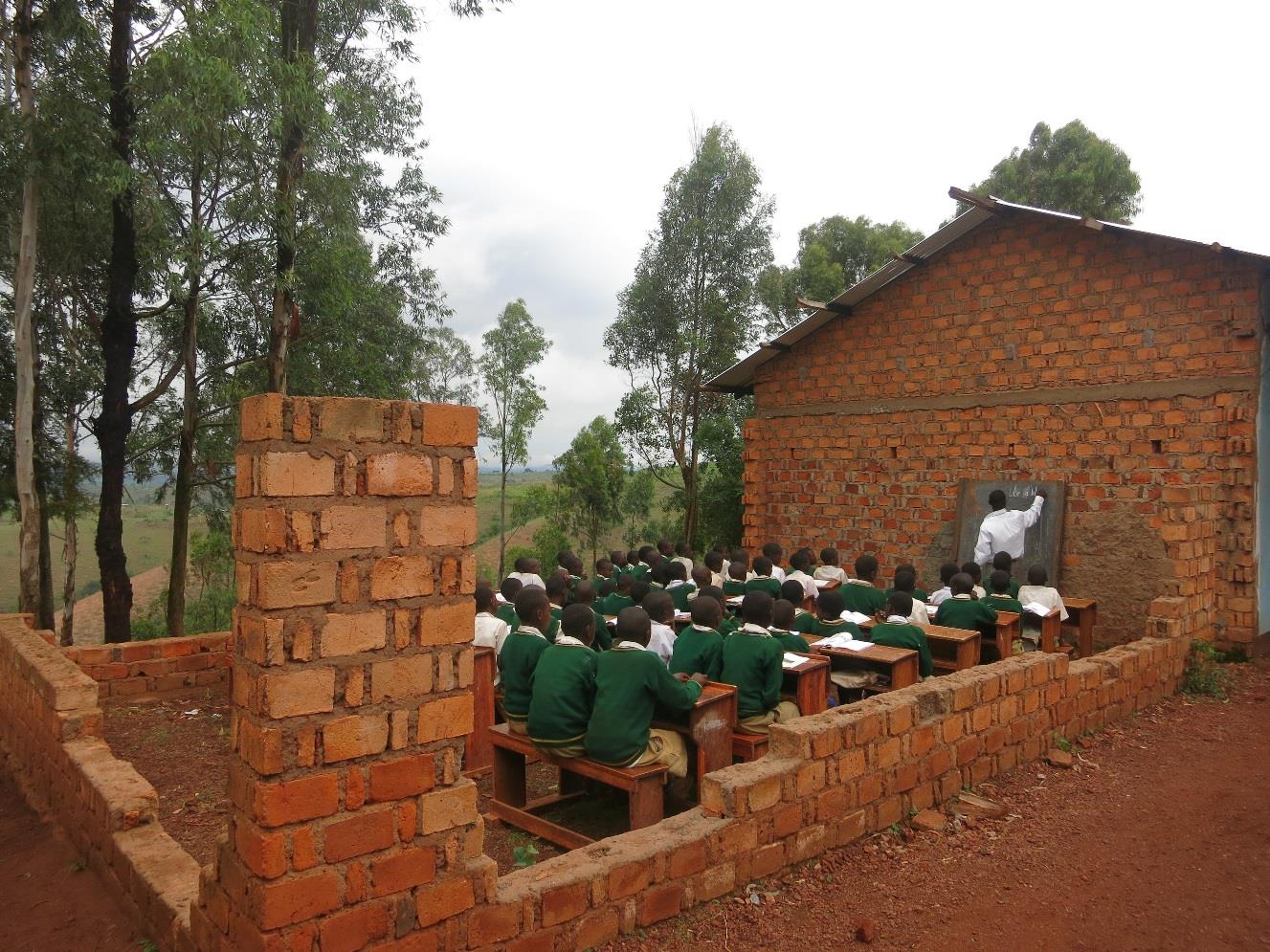 Bau eines Klassenraums an der Karalo Primary School in Karagwe (Tansania) -Gemeinsam stark für bessere Bildung- Der unvollständige Klassenraum in der Karalo Primary School