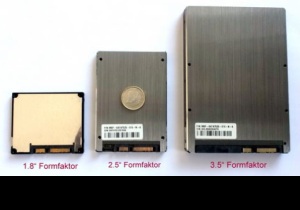 Chips. Diese sind als Array zusammen gefasst und werden je nach SSD beziehungsweise Controller über mehrere Kanäle angesprochen.