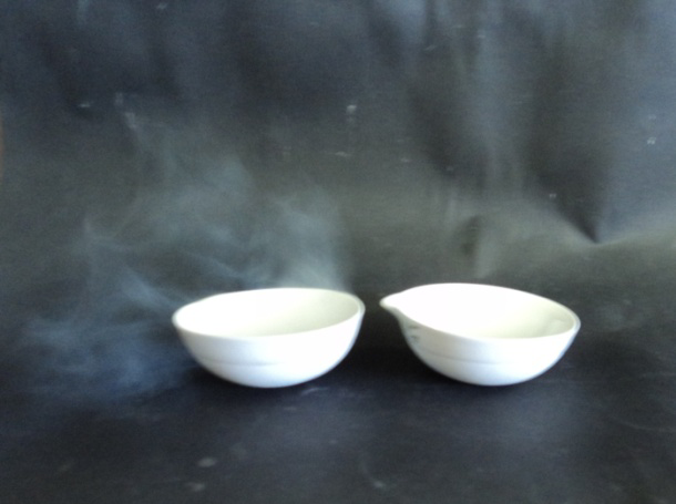 3 Lehrerversuche 4 Durchführung: Beobachtung: In eine Porzellanschale wird etwas konzentrierte Salzsäure gefüllt, in die andere Porzellanschale konzentrierte Ammoniak-Lösung.