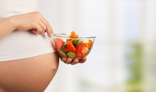 Präventionsempfehlungen in der Schwangerschaft Mütterliches Normalgewicht Nicht für zwei essen: Lebensmittel mit hoher Nährstoffdichte sollten bevorzugt werden