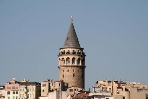 ISTANBUL Die Stadt, die aufgrund ihrer geographischen Lage im Mittelpunkt der alten Welt liegt, ist durch ihre historischen Monumente und bezaubernden Naturschönheiten als eine