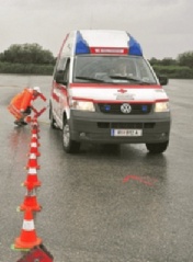 Land & Leute 30. WOCHE 2012 8 ROTES KREUZ Kniffliger Parcours RIED. Rettungswagenfahrer werden in ihren Einsätzen häufig mit schwierigen Anfahrtswegen konfrontiert.