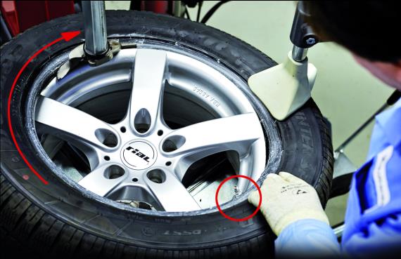 Montage Reifen auf die Felge aufziehen Unteren Reifenwulst aufziehen Oberen Reifenwulst aufziehen