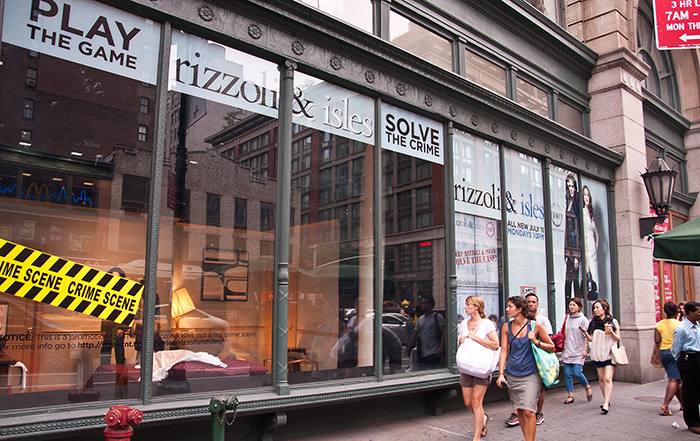 NFC-fähige New York Shopauslage. Dramaturgischer Kampagnenaufbau mit NFC. Eine Shopauslage wird in die Krimiserie Rizzoli & Isles integriert.
