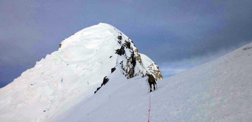I. KUN 7077 m DAS MATTERHORN LADAKHS Mathias Pilz, Gipfelaufstieg Kun Der Siebentausender Kun ist einer der höchsten Gipfel der Zanskar Range im indischen Ladakh.
