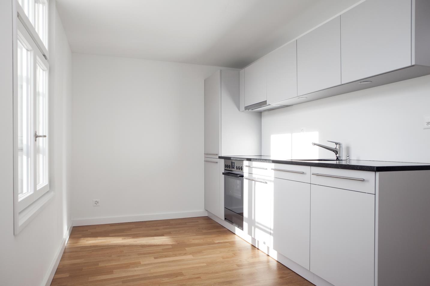 Die Wohnung 2-½-Zimmer mit insgesamt 51 m 2 Grundfläche Moderne Küche Modernes Badezimmer Waschmaschine und Tumbler in der Wohnung Im zweiten Obergeschoss erwartet Sie eine helle, neu renovierte