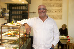 Der gebürtige Syrier Elias Hanna Saliba brachte vor über 40 Jahren die Küche seiner Heimat nach Hamburg, wo er 1984 sein erstes Restaurant eröffnete und