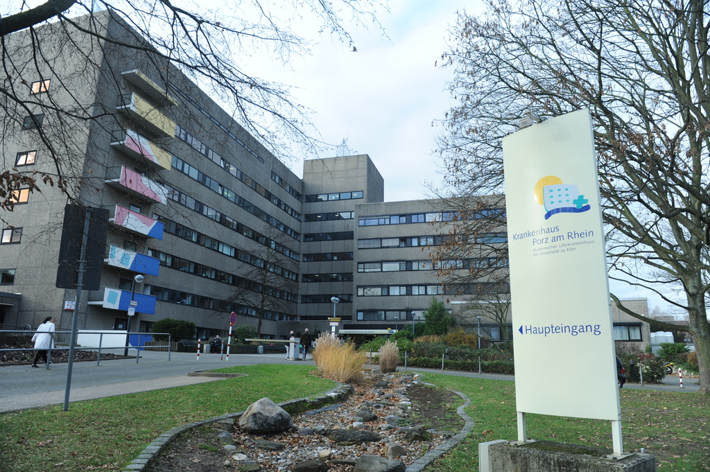 Einleitung Abbildung: "KRANKENHAUS PORZ AM RHEIN" ggmbh Das Krankenhaus Porz am Rhein ist ein modernes und leistungsstarkes Krankenhaus der gehobenen Regelversorgung mit 443 Betten im Bedarfsplan des