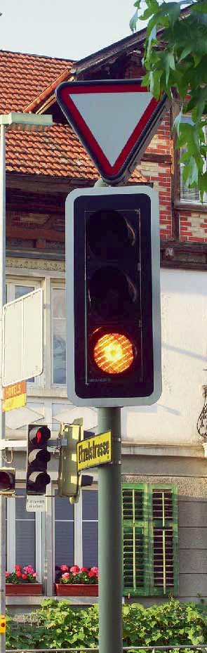 Spezielle Situationen bei den Verkehrsampeln Vermehrt kommen etwa bei Baustellen Verkehrsampeln zum Einsatz, bei denen anstelle einer grünen Lampe ein gelbes Blinklicht erscheint.