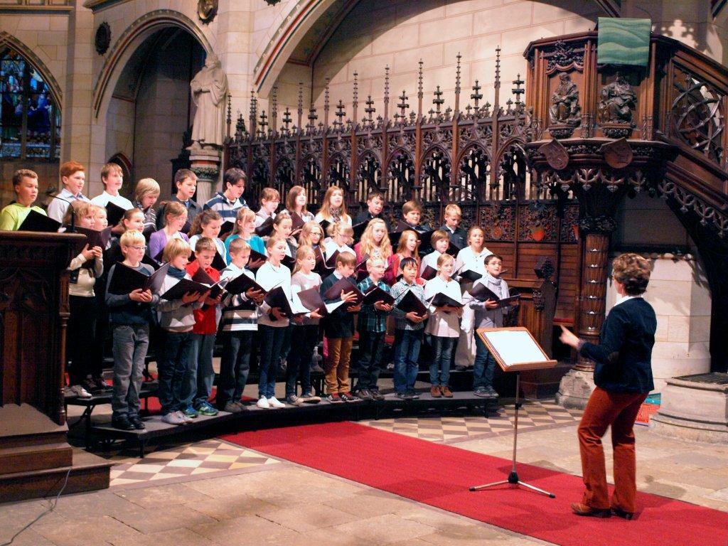 Es wurde allerdings nicht nur gelesen, sondern auch gesungen und musiziert. Das Bild zeigt die Klasse 5A bei ihrem Auftritt in der Schlosskirche unter der Leitung von Frau Bernhardt.