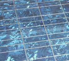 Polykristalline Solarzellen sind ebenfalls blau gefärbt, jedoch nicht ganz so dunkel wie die monokristallinen.