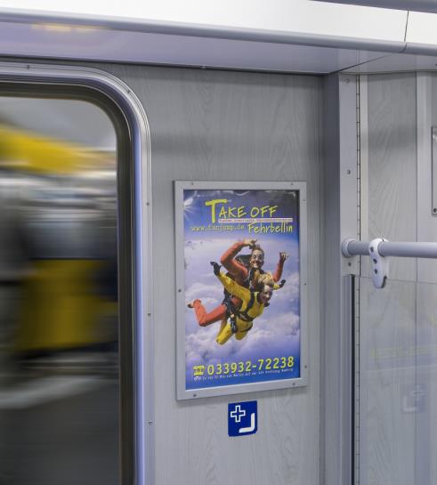 In U-Bahnen und Trams Seitenwandfolien werden neben den Türen in der U-Bahn und Tram platziert. Sie sind die einzigen in der Tram verfügbaren Posterformate.