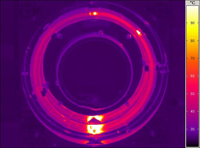 Abbildung 10: Blitzröhren-Oberfläche im Dauerblitzbetrieb, Temperatur-Zeit-Verlauf und Thermobild (LWIR) Während die auf diesem Weg entstehende Störstrahlung in Transmissions-Anordnung eine