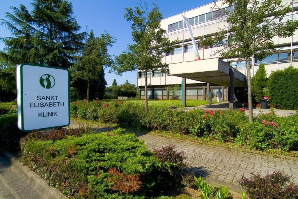 Einleitung Abbildung: Klinik Sankt Elisabeth Die Klinik Sankt Elisabeth wurde im Jahr 1925 von den Schwestern vom Heiligen Josef im Münstertal als Geburtsklinik gegründet.