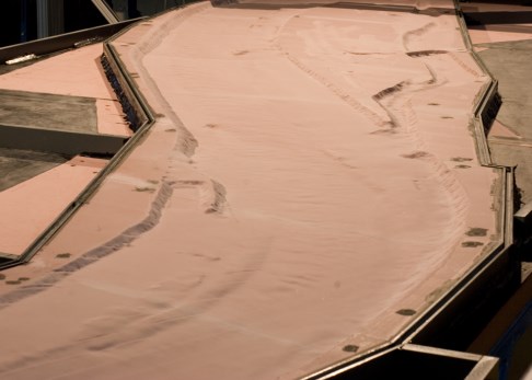 Material zu sparen, werden bei großen Modellen die Rohlinge aus PU-Blöcken mit einer Wasserstrahlschneidemaschine (Bild 3b) vorgeschnitten und anschließend verklebt.