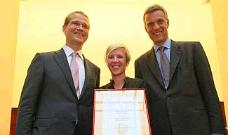Der Dritte Platz ging an die Vetotaxi GmbH, deren Vertreterin Tessa Schulz (Mitte) die Auszeichnung entgegen nahm.