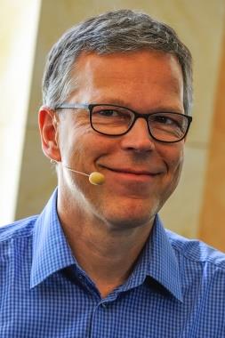 KURZVITA Autor, Berater, Vortragsredner Jens Braak ist promovierter Physiker. Als Hochleistungscoach und Zufallsexperte berät er Unternehmen seit 1992.