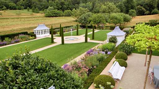 Andrea Müller bei Roland und Gabi Doschka Vor 33 Jahren begannen Roland Doschka und seine Frau Gabi mit der Anlage ihres Gartens alles begann mit einem französischen Teil.