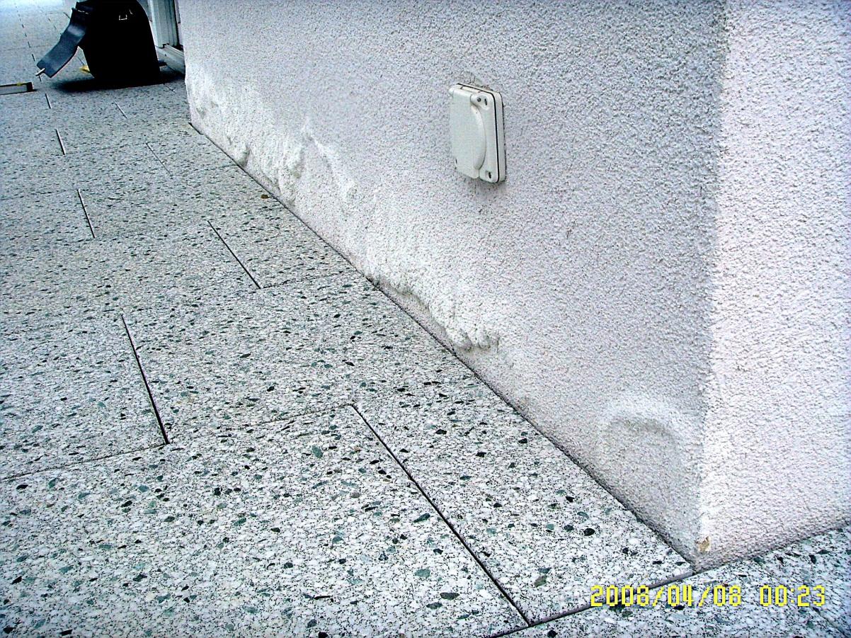 Schadenfall 14: Feuchteschäden Sockelzone Fassaden: Schadenbild: Blasenbildung